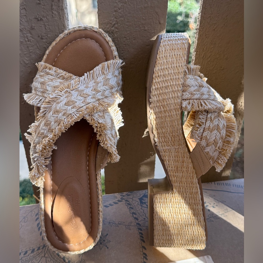 Universal Thread Sandals - image 1